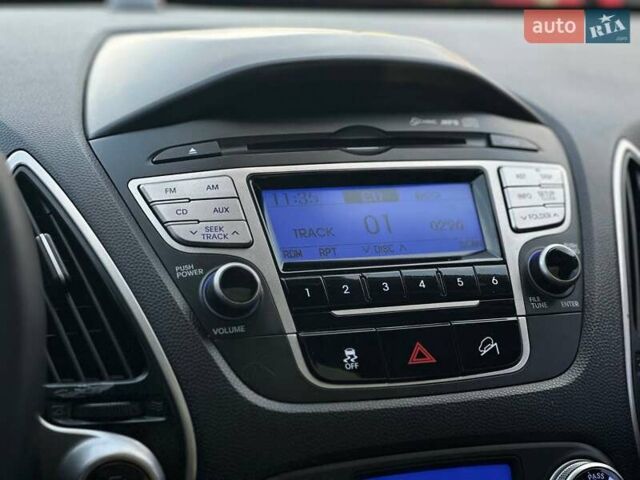 Серый Хендай Туксон, объемом двигателя 2.36 л и пробегом 150 тыс. км за 12990 $, фото 28 на Automoto.ua