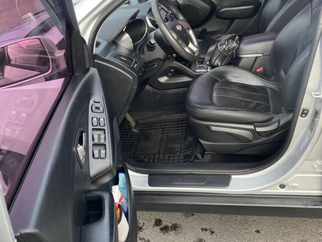 Сірий Хендай Туксон, об'ємом двигуна 2 л та пробігом 206 тис. км за 11500 $, фото 4 на Automoto.ua