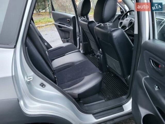 Серый Хендай Туксон, объемом двигателя 2 л и пробегом 100 тыс. км за 10400 $, фото 75 на Automoto.ua