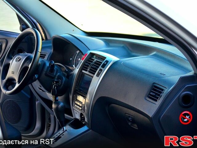 Сірий Хендай Туксон, об'ємом двигуна 2 л та пробігом 152 тис. км за 8800 $, фото 5 на Automoto.ua