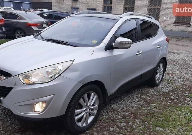 Серый Хендай Туксон, объемом двигателя 2.4 л и пробегом 115 тыс. км за 11200 $, фото 12 на Automoto.ua