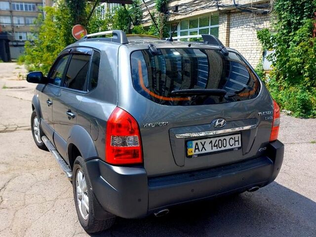 Серый Хендай Туксон, объемом двигателя 2 л и пробегом 245 тыс. км за 9500 $, фото 3 на Automoto.ua