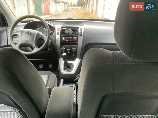 Серый Хендай Туксон, объемом двигателя 1.98 л и пробегом 117 тыс. км за 10350 $, фото 8 на Automoto.ua