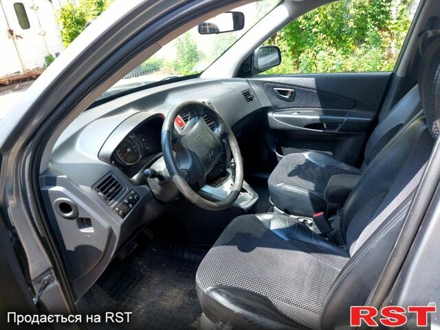 Серый Хендай Туксон, объемом двигателя 2 л и пробегом 245 тыс. км за 9500 $, фото 6 на Automoto.ua