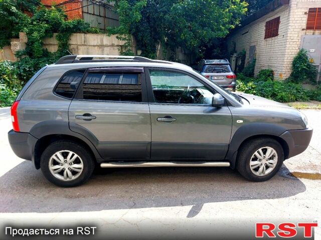 Серый Хендай Туксон, объемом двигателя 2 л и пробегом 245 тыс. км за 9500 $, фото 2 на Automoto.ua
