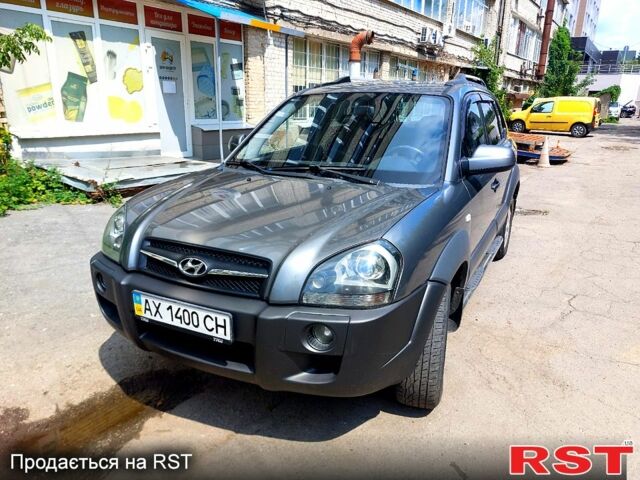 Серый Хендай Туксон, объемом двигателя 2 л и пробегом 245 тыс. км за 9500 $, фото 5 на Automoto.ua