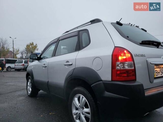 Серый Хендай Туксон, объемом двигателя 2 л и пробегом 100 тыс. км за 10400 $, фото 23 на Automoto.ua