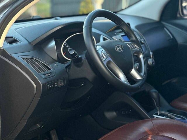 Серый Хендай Туксон, объемом двигателя 2.4 л и пробегом 150 тыс. км за 12990 $, фото 10 на Automoto.ua