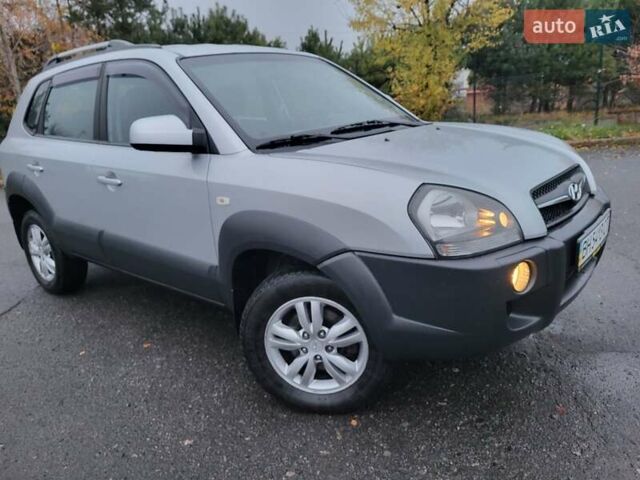 Серый Хендай Туксон, объемом двигателя 2 л и пробегом 100 тыс. км за 10400 $, фото 3 на Automoto.ua