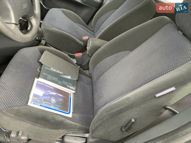 Серый Хендай Туксон, объемом двигателя 1.98 л и пробегом 117 тыс. км за 10350 $, фото 14 на Automoto.ua
