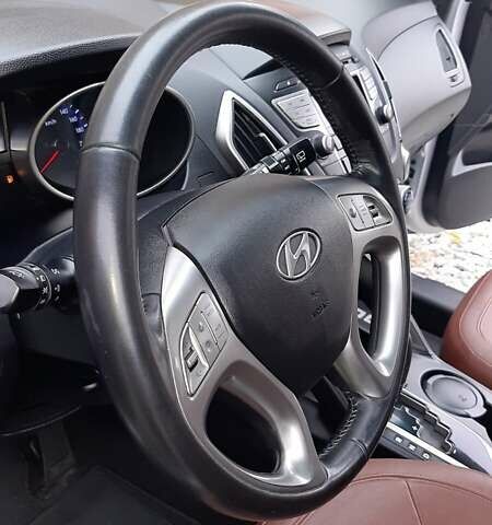 Серый Хендай Туксон, объемом двигателя 2.4 л и пробегом 115 тыс. км за 11200 $, фото 5 на Automoto.ua