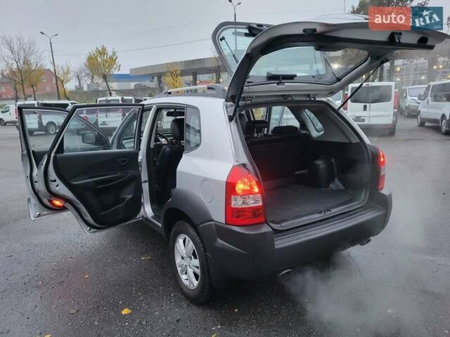 Серый Хендай Туксон, объемом двигателя 2 л и пробегом 100 тыс. км за 10400 $, фото 58 на Automoto.ua