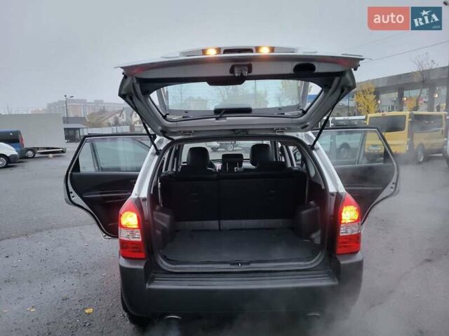 Серый Хендай Туксон, объемом двигателя 2 л и пробегом 100 тыс. км за 10400 $, фото 60 на Automoto.ua