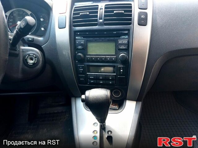 Серый Хендай Туксон, объемом двигателя 2 л и пробегом 245 тыс. км за 9500 $, фото 8 на Automoto.ua