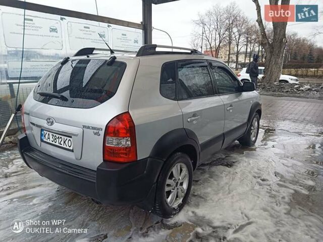 Серый Хендай Туксон, объемом двигателя 2.7 л и пробегом 204 тыс. км за 7200 $, фото 3 на Automoto.ua