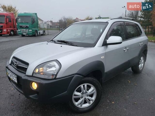Серый Хендай Туксон, объемом двигателя 2 л и пробегом 100 тыс. км за 10400 $, фото 1 на Automoto.ua