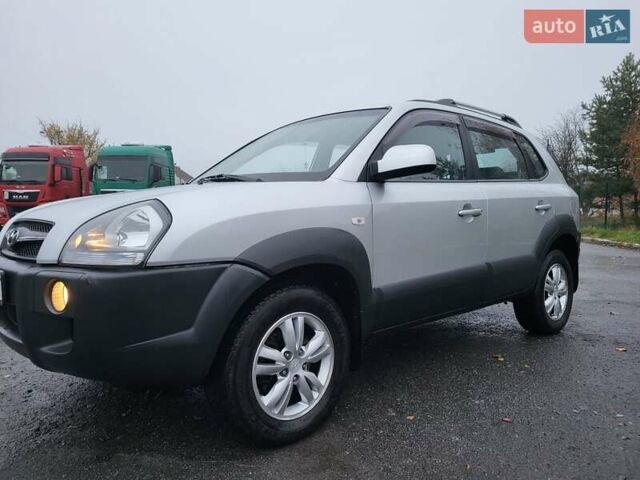 Серый Хендай Туксон, объемом двигателя 2 л и пробегом 100 тыс. км за 10400 $, фото 42 на Automoto.ua