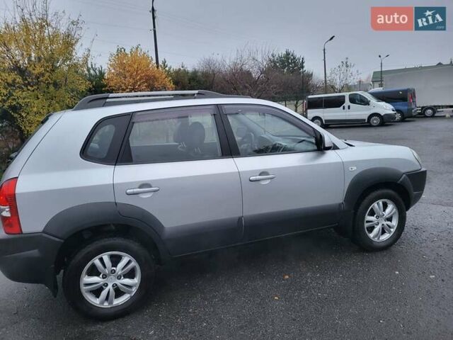 Серый Хендай Туксон, объемом двигателя 2 л и пробегом 100 тыс. км за 10400 $, фото 17 на Automoto.ua