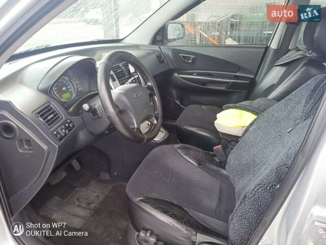 Серый Хендай Туксон, объемом двигателя 2.7 л и пробегом 204 тыс. км за 7200 $, фото 6 на Automoto.ua