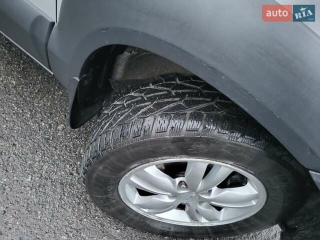 Серый Хендай Туксон, объемом двигателя 2 л и пробегом 100 тыс. км за 10400 $, фото 41 на Automoto.ua