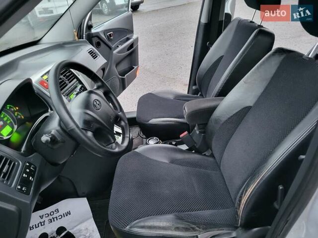 Серый Хендай Туксон, объемом двигателя 2 л и пробегом 100 тыс. км за 10400 $, фото 59 на Automoto.ua