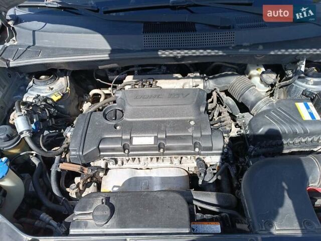 Сірий Хендай Туксон, об'ємом двигуна 2 л та пробігом 159 тис. км за 8800 $, фото 27 на Automoto.ua