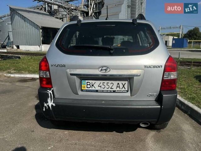 Серый Хендай Туксон, объемом двигателя 1.98 л и пробегом 373 тыс. км за 6800 $, фото 8 на Automoto.ua