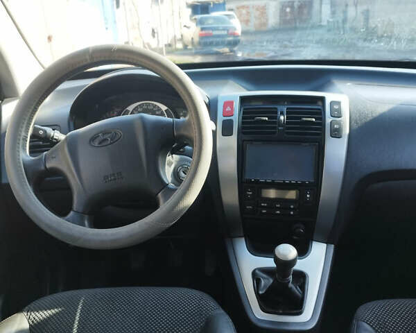 Серый Хендай Туксон, объемом двигателя 2 л и пробегом 168 тыс. км за 9499 $, фото 5 на Automoto.ua