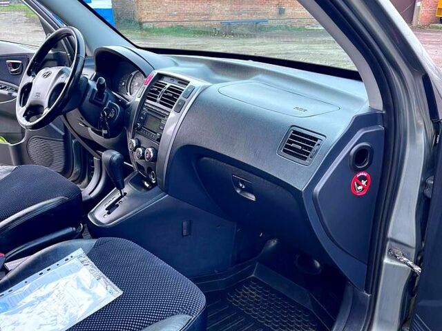 Серый Хендай Туксон, объемом двигателя 2 л и пробегом 165 тыс. км за 10000 $, фото 9 на Automoto.ua