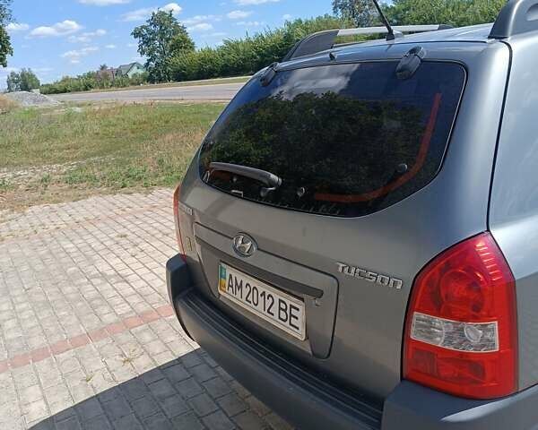 Сірий Хендай Туксон, об'ємом двигуна 2 л та пробігом 159 тис. км за 8800 $, фото 19 на Automoto.ua