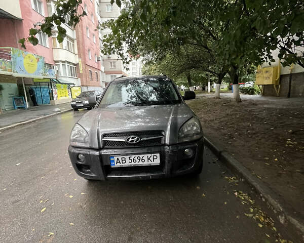 Серый Хендай Туксон, объемом двигателя 1.98 л и пробегом 179 тыс. км за 9400 $, фото 10 на Automoto.ua