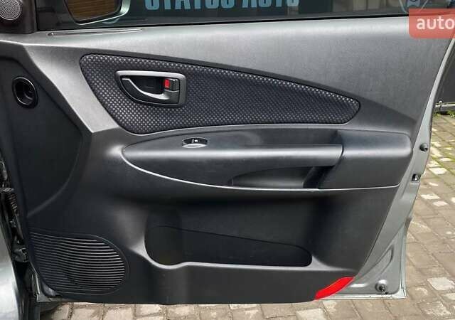 Серый Хендай Туксон, объемом двигателя 1.98 л и пробегом 174 тыс. км за 9500 $, фото 32 на Automoto.ua