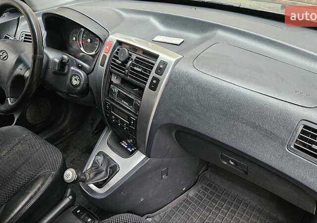 Сірий Хендай Туксон, об'ємом двигуна 1.98 л та пробігом 397 тис. км за 5800 $, фото 4 на Automoto.ua