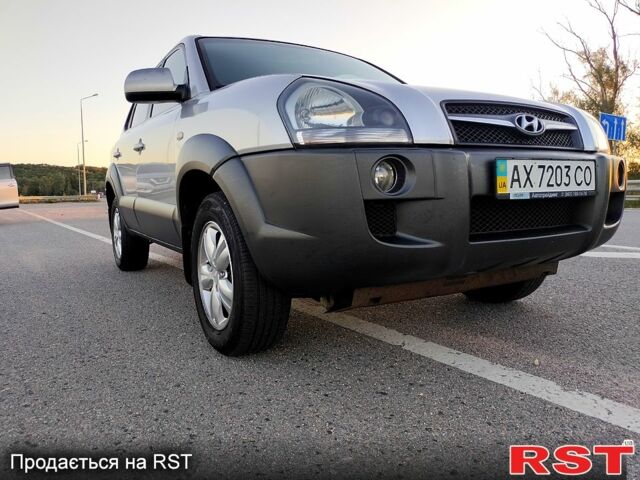 Серый Хендай Туксон, объемом двигателя 2 л и пробегом 263 тыс. км за 8800 $, фото 5 на Automoto.ua
