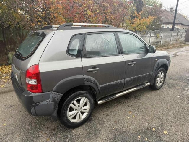 Серый Хендай Туксон, объемом двигателя 2 л и пробегом 43 тыс. км за 8500 $, фото 6 на Automoto.ua