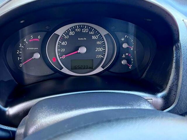 Серый Хендай Туксон, объемом двигателя 2 л и пробегом 165 тыс. км за 10000 $, фото 5 на Automoto.ua