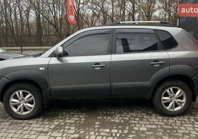 Серый Хендай Туксон, объемом двигателя 1.98 л и пробегом 174 тыс. км за 9500 $, фото 4 на Automoto.ua