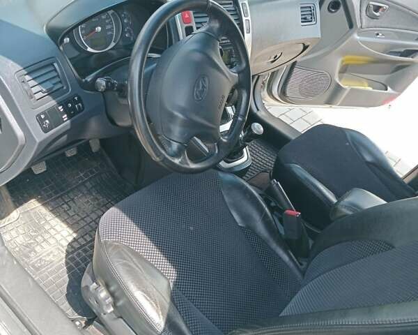 Серый Хендай Туксон, объемом двигателя 1.98 л и пробегом 131 тыс. км за 10650 $, фото 20 на Automoto.ua