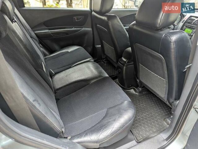 Сірий Хендай Туксон, об'ємом двигуна 1.98 л та пробігом 209 тис. км за 8700 $, фото 17 на Automoto.ua