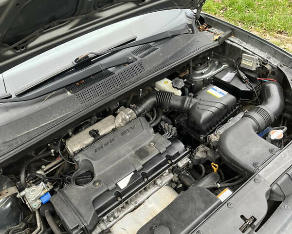 Серый Хендай Туксон, объемом двигателя 1.99 л и пробегом 209 тыс. км за 8200 $, фото 19 на Automoto.ua