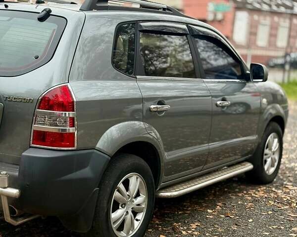 Серый Хендай Туксон, объемом двигателя 2 л и пробегом 92 тыс. км за 10500 $, фото 12 на Automoto.ua