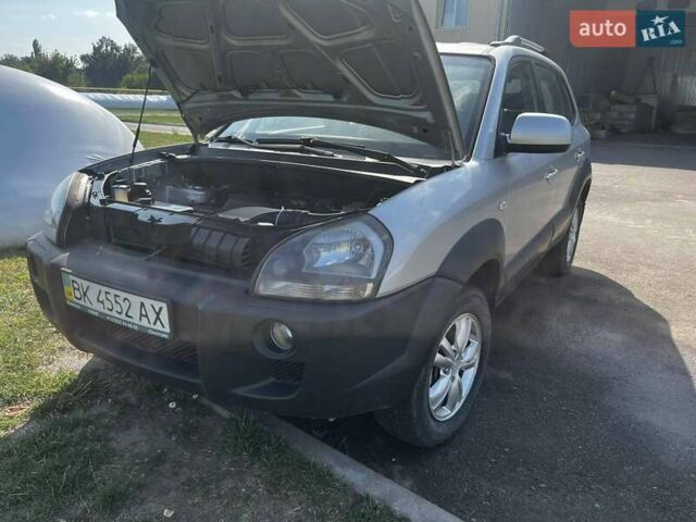 Серый Хендай Туксон, объемом двигателя 1.98 л и пробегом 373 тыс. км за 6800 $, фото 7 на Automoto.ua