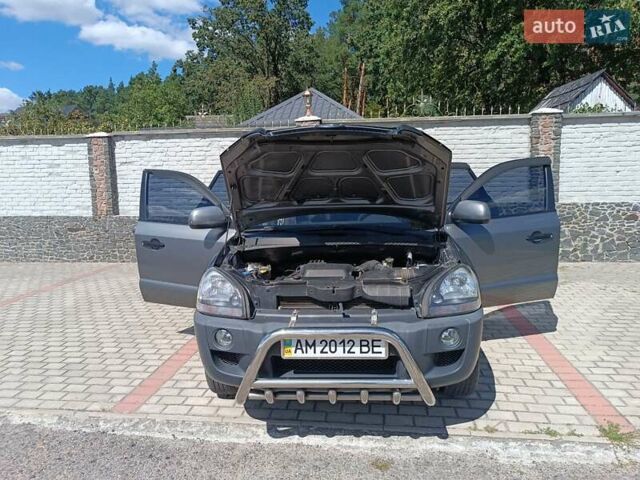 Сірий Хендай Туксон, об'ємом двигуна 2 л та пробігом 159 тис. км за 8800 $, фото 23 на Automoto.ua