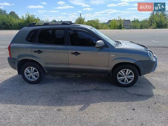 Сірий Хендай Туксон, об'ємом двигуна 2 л та пробігом 159 тис. км за 8800 $, фото 3 на Automoto.ua