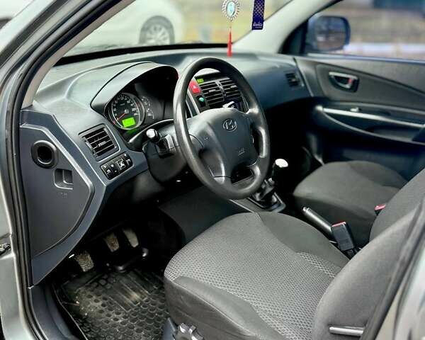 Серый Хендай Туксон, объемом двигателя 2 л и пробегом 92 тыс. км за 10500 $, фото 21 на Automoto.ua