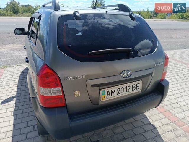 Сірий Хендай Туксон, об'ємом двигуна 2 л та пробігом 159 тис. км за 8800 $, фото 21 на Automoto.ua