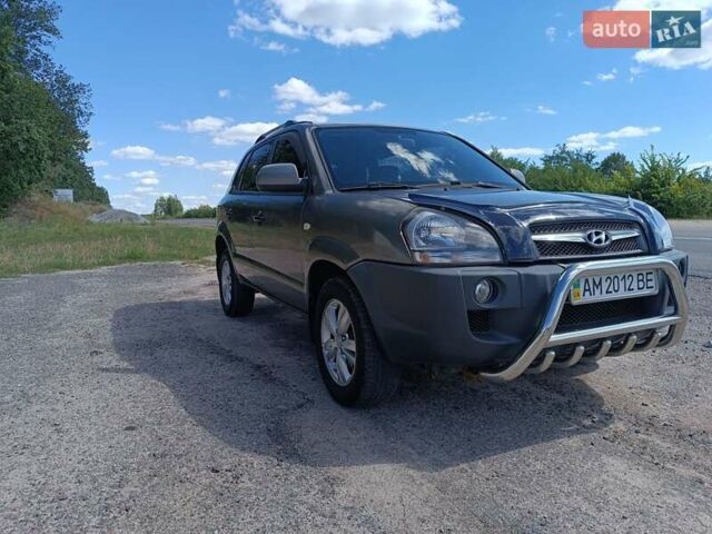 Сірий Хендай Туксон, об'ємом двигуна 2 л та пробігом 159 тис. км за 8800 $, фото 2 на Automoto.ua