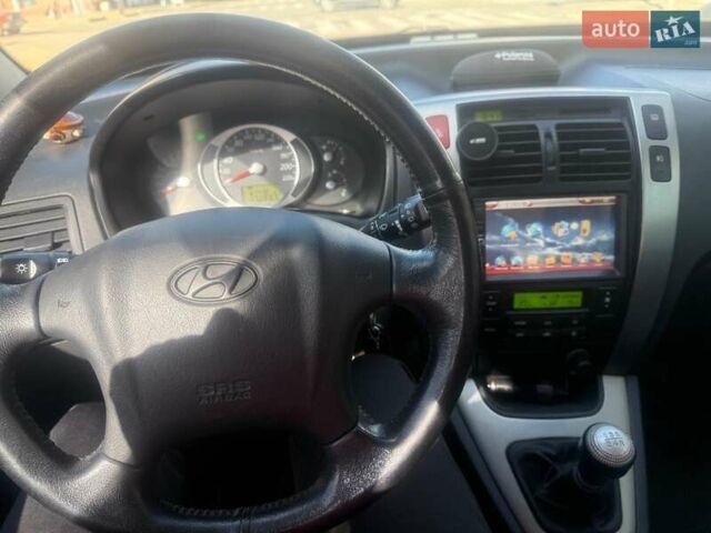 Сірий Хендай Туксон, об'ємом двигуна 1.98 л та пробігом 172 тис. км за 9500 $, фото 9 на Automoto.ua