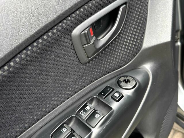 Серый Хендай Туксон, объемом двигателя 2 л и пробегом 150 тыс. км за 9900 $, фото 6 на Automoto.ua