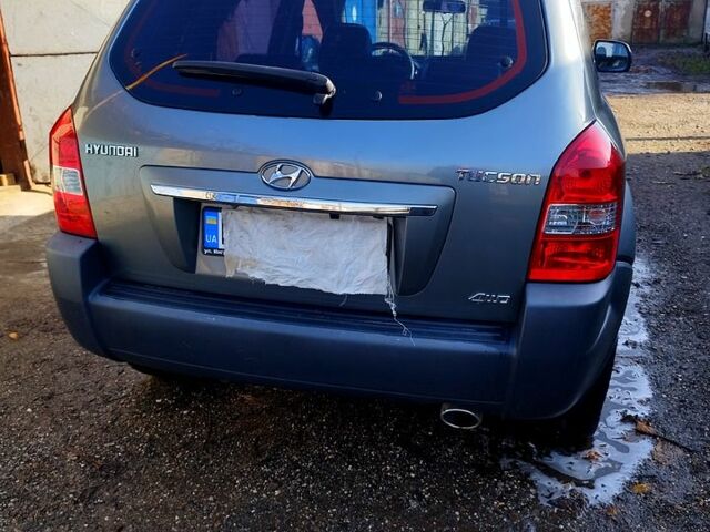 Серый Хендай Туксон, объемом двигателя 2 л и пробегом 178 тыс. км за 10000 $, фото 6 на Automoto.ua